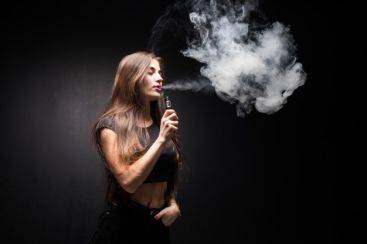 Tinh dầu Vape bị đen còn hút được không?