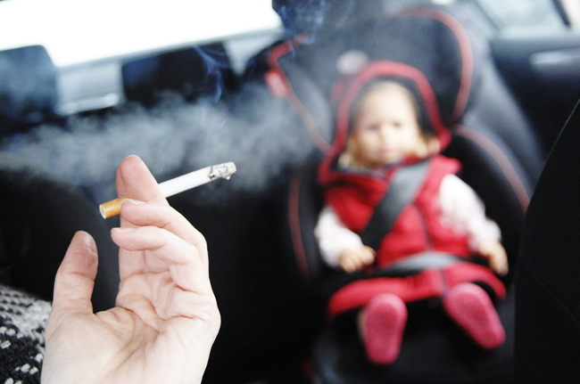 Khói thuốc gây ảnh hưởng tới người không hút thuốc, đặc biệt là trẻ nhỏ